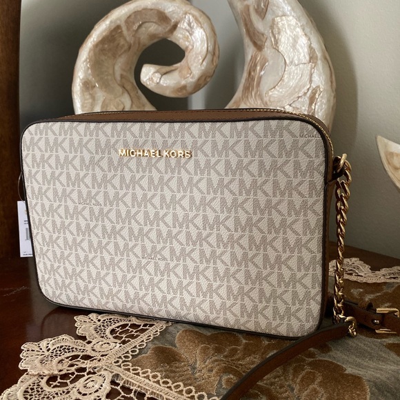 Michael Kors LG crossbody. - Picture 3 of 4